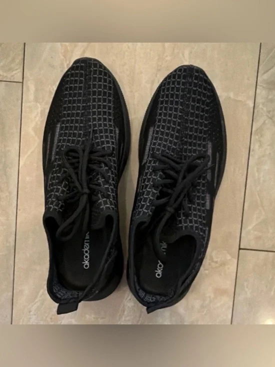 Akademiks Men’s Black Knit Sneaker with Subtle Purple Stripes - Picture 2 of 4